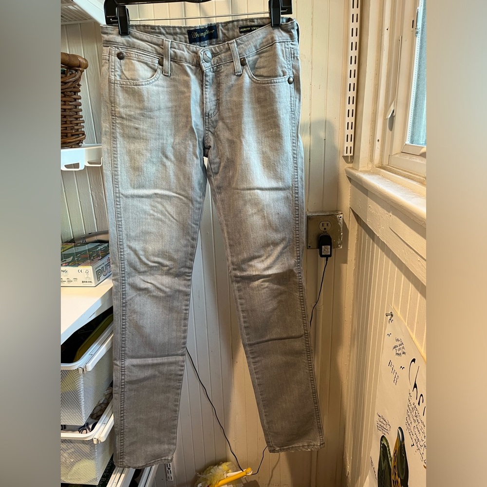 Wrangler low rise straight gray jeans